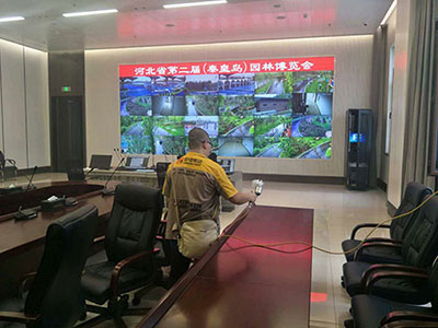 乾港集團(tuán)的施工師傅們正在進(jìn)行除甲醛施工